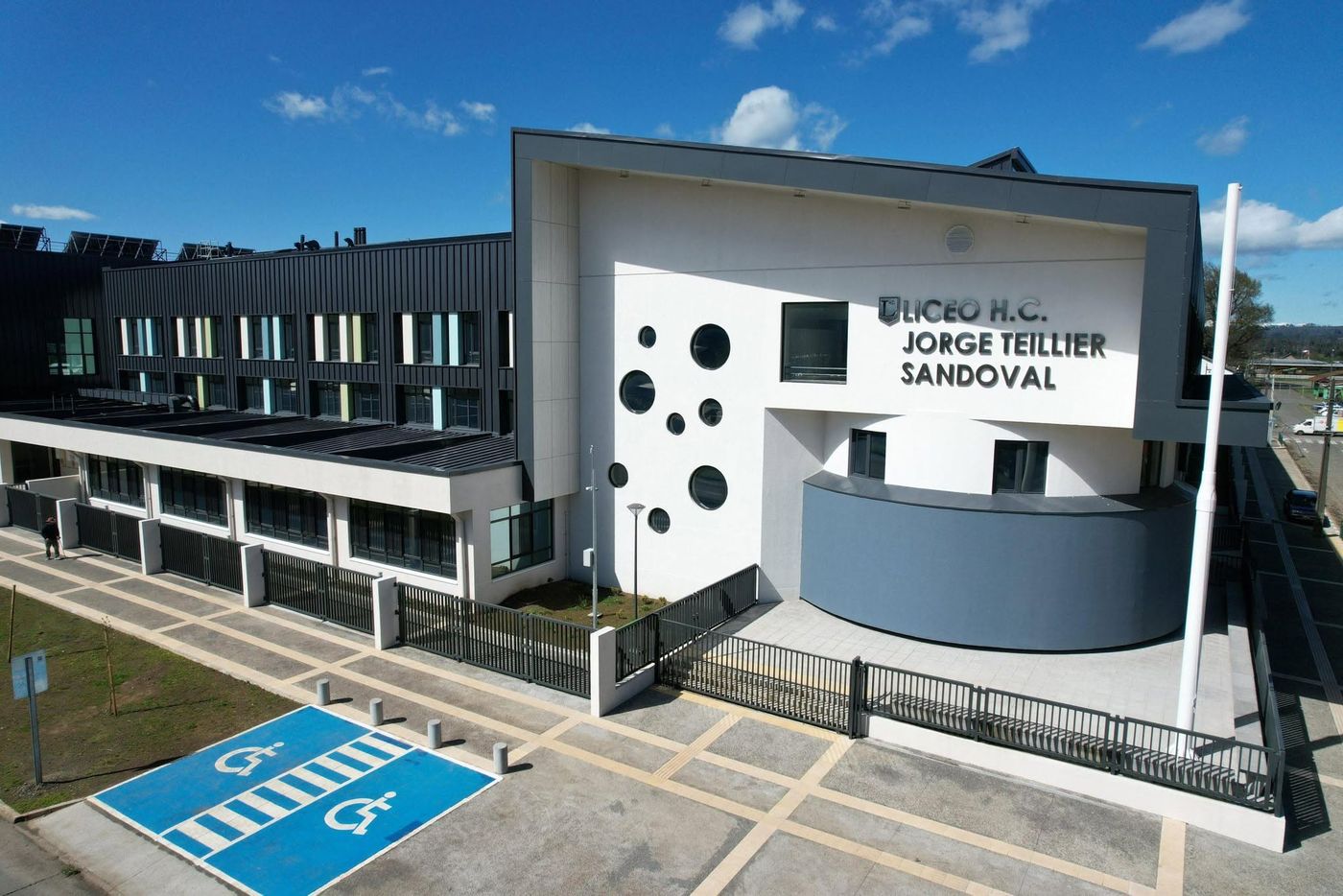 Fachada del Liceo H.C. Jorge Teillier Sandoval en Lautaro